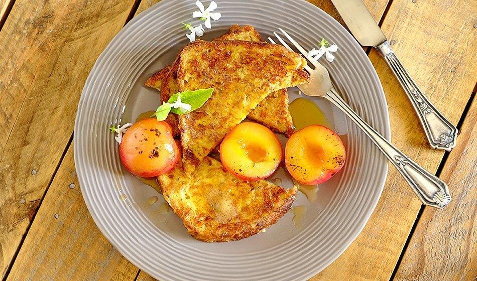FLORA FRENCH TOAST WITH CINNAMON AND PLUMS - Flora