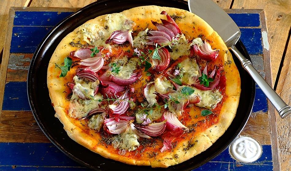 FLORA CARAMELISED ONION AND ROCKET GORGONZOLA PIZZA - Flora